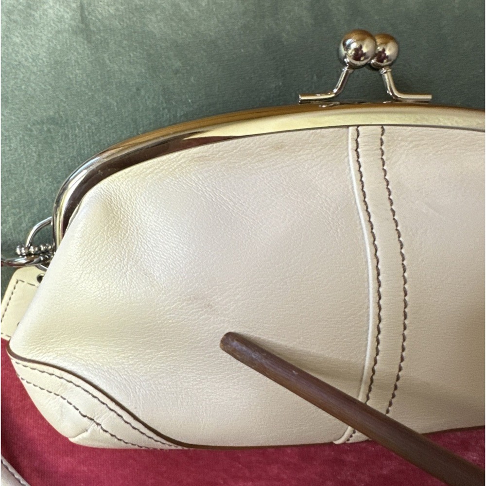 Vtg Coach Soho Kisslock Wristlet Clutch White Timeless Classic Minimalist - Picture 8 of 12